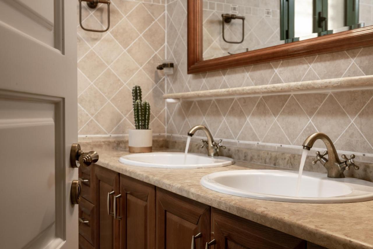 Amalthia Villa Mouzákion エクステリア 写真