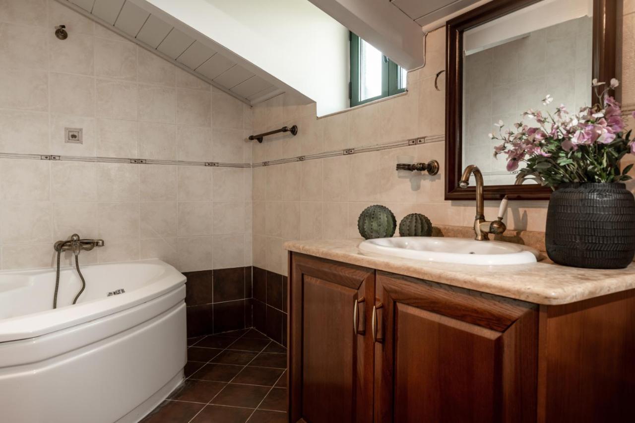 Amalthia Villa Mouzákion エクステリア 写真